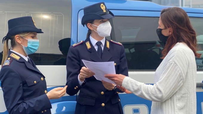 Insulta la moglie, la colpisce al volto e le sbatte la testa contro il muro: arrestato il marito