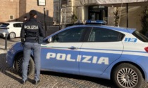 Distraggono i passanti a Verona per poi derubarli: arrestata 29enne