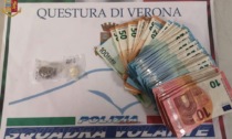 Spacciava sull’uscio di casa: 41enne arrestata, nell'appartamento aveva 1500 euro