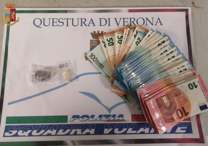 Spacciava sull’uscio di casa: 41enne arrestata, nell’appartamento aveva 1500 euro