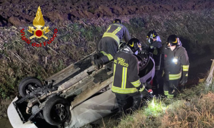 Finisce con l'auto rovesciata nel canale di scolo: anziano salvato dai pompieri