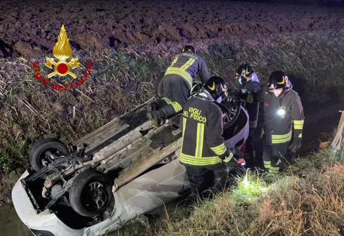Finisce con l’auto rovesciata nel canale di scolo: anziano salvato dai pompieri