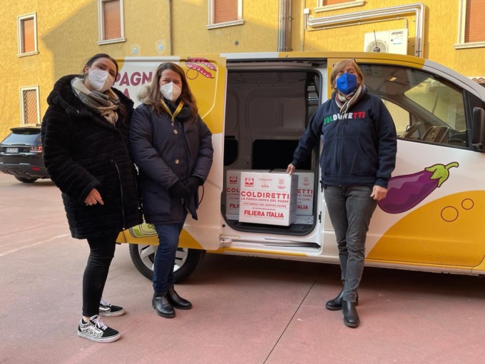 Coldiretti Verona consegna 100 pacchi alimentari alle famiglie in difficoltà