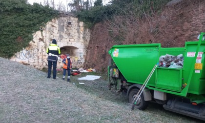 Rimosso bivacco nel vallo di Via Torbido, l'area è stata ripulita da Amia