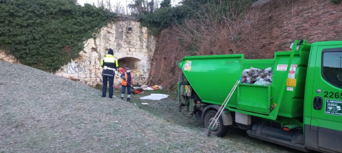 Rimosso bivacco nel vallo di Via Torbido, l’area è stata ripulita da Amia