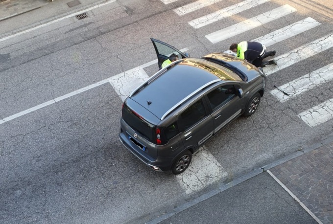 Tenta il sorpasso sul marciapiede, travolge un agente e riparte con le chiavi di scorta: era ubriaco fradicio