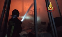 Il video e le foto dell'incendio in un deposito di un mobilificio a Roverchiara