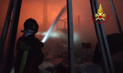 Il video e le foto dell'incendio in un deposito di un mobilificio a Roverchiara