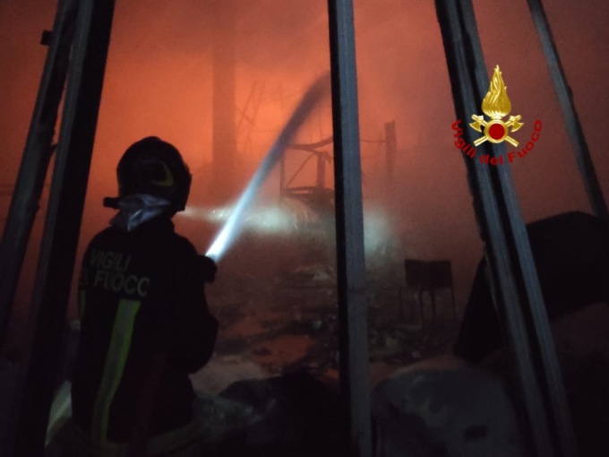Il video e le foto dell’incendio in un deposito di un mobilificio a Roverchiara
