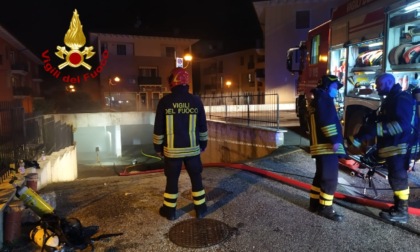 Lavagno, auto prende fuoco nel garage: paura tra i condomini, 5 famiglie evacuate
