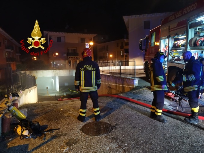 Lavagno, auto prende fuoco nel garage: paura tra i condomini, 5 famiglie evacuate