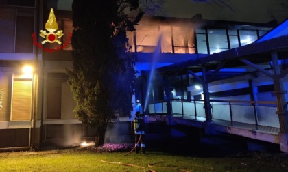 Incendio nella notte in un'aula della scuola media Dante Alighieri