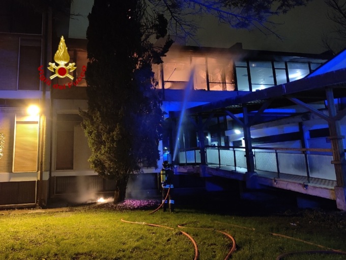 Incendio nella notte in un’aula della scuola media Dante Alighieri