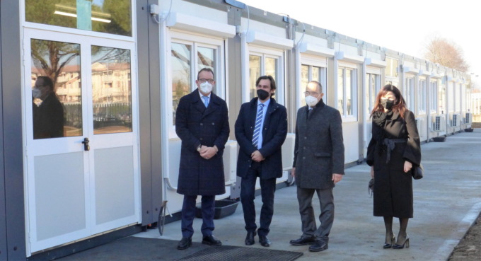 Aule modulari prefabbricate nel cortile esterno del liceo Medi per l’emergenza Covid-19