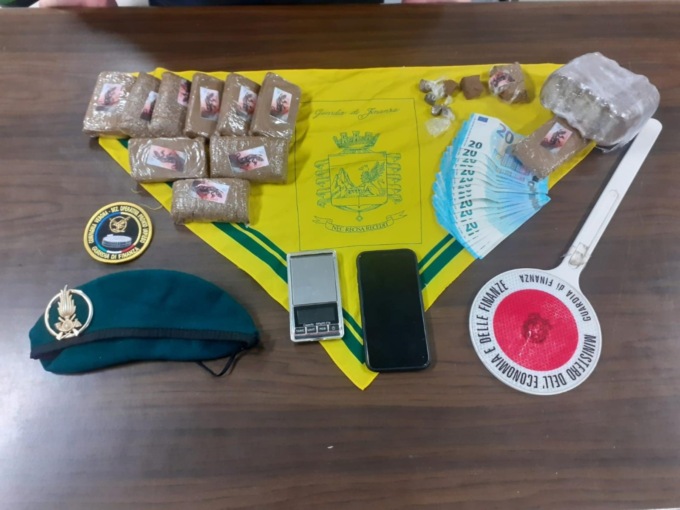 Tenta di eludere i controlli green pass: trovato in possesso di oltre un chilo e mezzo di droga