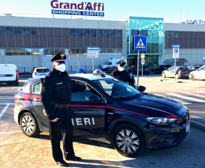 Prova l’auto usata che voleva comprare, spinge fuori dal veicolo il venditore e scappa