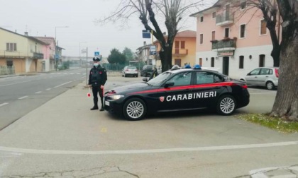 Va a bere un caffè al bar e gli rubano l'auto: fermato il ladro tenta di mordere la gamba a un Carabiniere