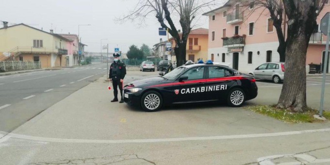 Va a bere un caffè al bar e gli rubano l’auto: fermato il ladro tenta di mordere la gamba a un Carabiniere