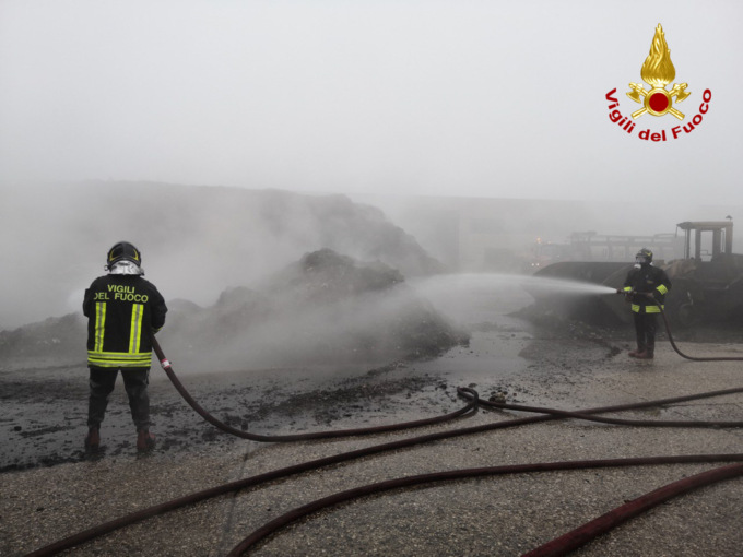 Vigili del fuoco ancora al lavoro per la bonifica a Isola della Scala, D’Arienzo: “Incendio doloso?