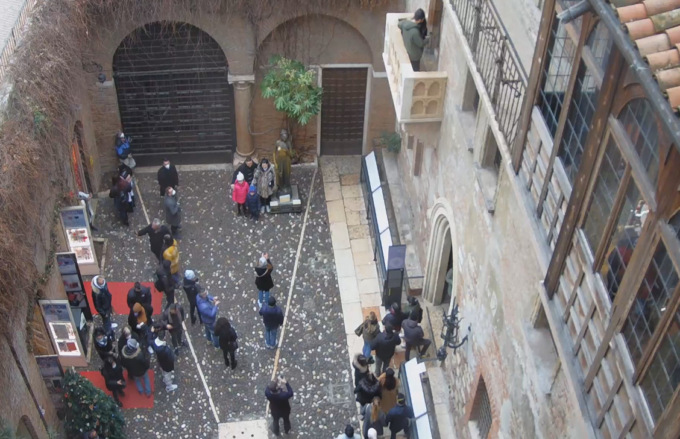 Cortile di Giulietta, code e assembramenti. Traguardi: “Affollamenti pericolosi in epoca di pandemia”