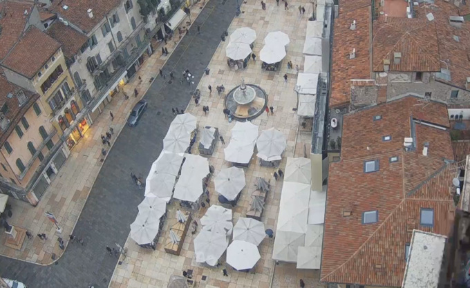 Mercato Piazza Erbe: prorogata l’apertura dei banchi nel weekend