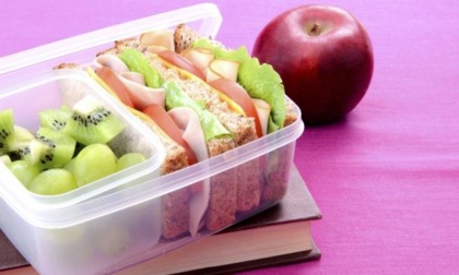 Mancano gli spazi per la mensa: 70 alunni della primaria costretti a consumare il pranzo in classe