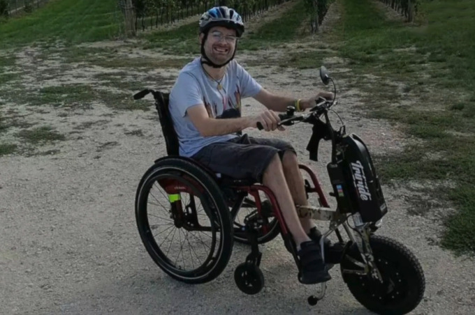 Miki, affetto da tetraparesi ora può muoversi e sentirsi libero, grazie alla raccolta fondi