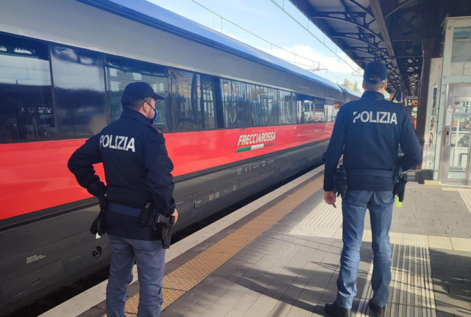 Rientra clandestinamente in Italia: 41enne arrestato alla stazione ferroviaria