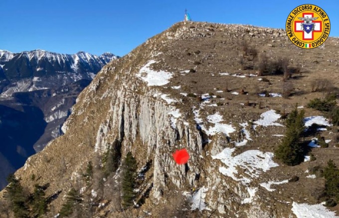Papà in difficoltà con il bimbo di 3 anni: recuperati sopra un salto di roccia