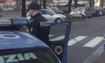 Con un sasso rompe i finestrini dell'auto per tentare il furto: 37enne arrestato