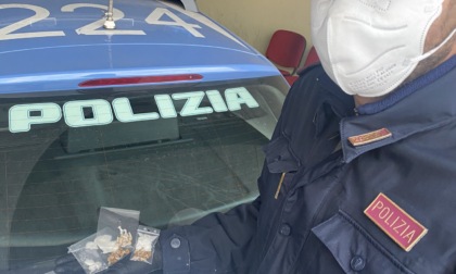 La rarissima eroina "thailandese" nascosta (con la "coca") nei calzini: arrestato