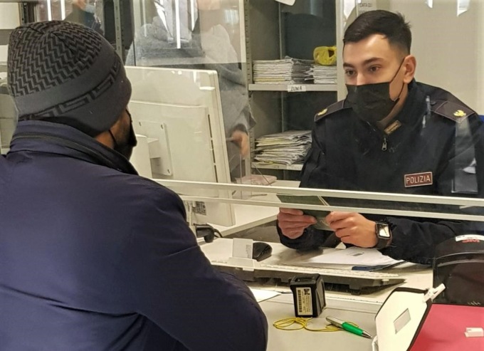 Si presenta in Questura con un passaporto falso: 40enne arrestato