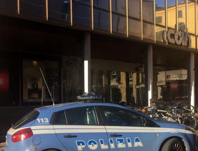 Usa una sacca schermata per superare le barriere antitaccheggio con la merce rubata