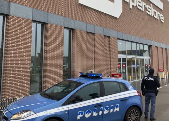 Preleva articoli dagli scaffali dell’Esselunga, li nasconde nella borsa e tenta la fuga: 26enne nei guai