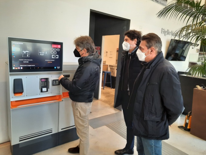 Nuova biglietteria smart alla funicolare: in funzione le casse automatiche touch screen