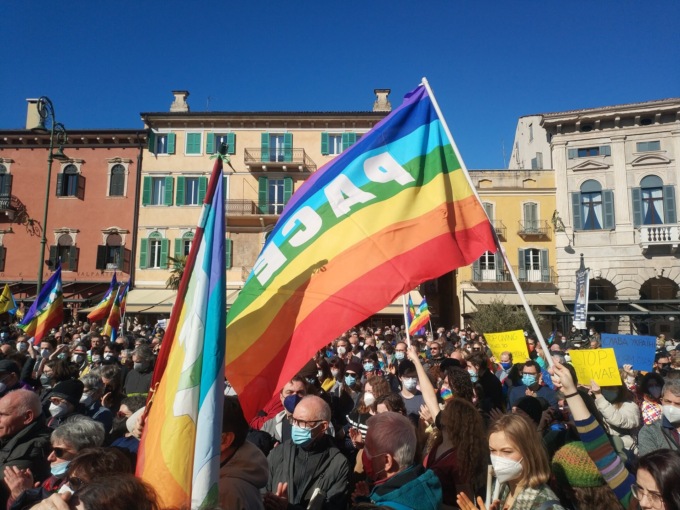 Piazza Bra gremita per dire “No alla guerra in Ucraina”