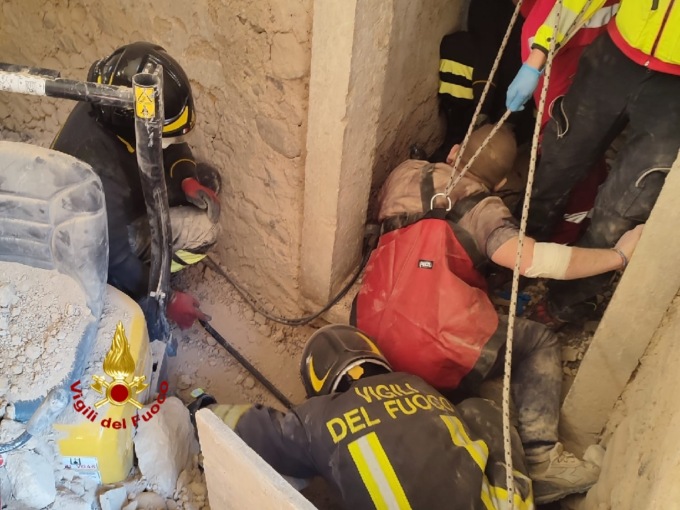 Crolla il solaio e l’operaio rimane sotto le macerie: lo salvano i Vigili del Fuoco