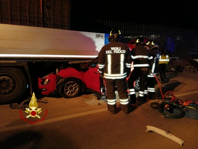 Zevio, auto tampona semirimochio: 55enne estratto dalle lamiere