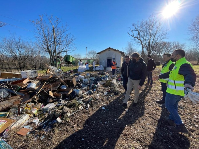 Sgomberata discarica a cielo aperto nei pressi di Forte Azzano