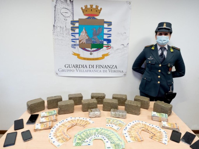 Sequestrati 12 chili di droga grazie al fiuto dei cani Efrem e Zack e oltre 56mila euro