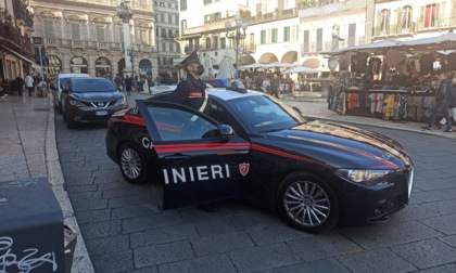 Tenta di rubare la bici a un rider, fermato dai Carabinieri ha provato a fuggire