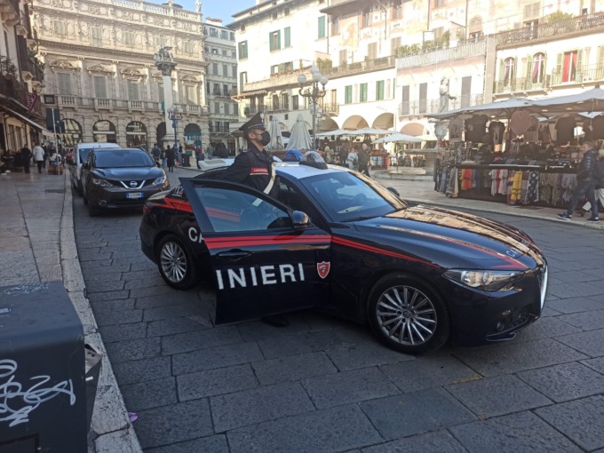 Tenta di rubare la bici a un rider, fermato dai Carabinieri ha provato a fuggire