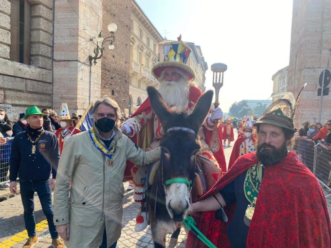 Le foto e i video del Carnevale di Verona, maschere e sorrisi dopo lo stop del 2020