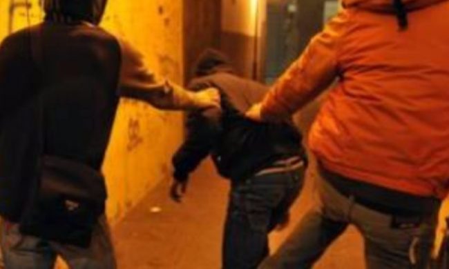 50enne aggredito per aver difeso una donna che stava staccando dei manifesti sulle Foibe