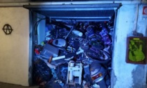 Degrado e sporcizia, un garage sembrava una discarica: blitz della Polizia locale alle case Agec