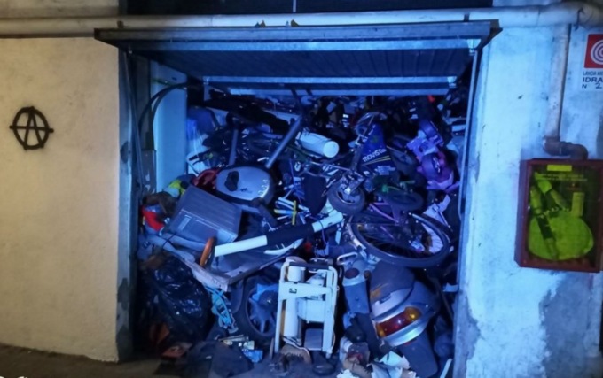 Degrado e sporcizia, un garage sembrava una discarica: blitz della Polizia locale alle case Agec