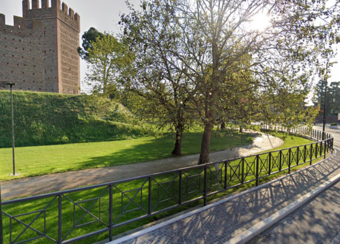 Villafranca, trovato il corpo senza vita di un uomo nel parco del castello