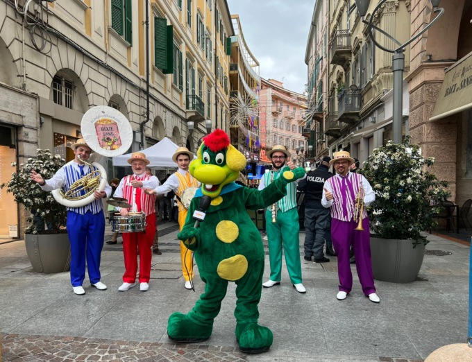 Prezzemolo, mascotte di Gardaland, è arrivato a Sanremo con la Dixie Band