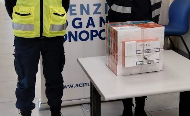 Fermato all’aeroporto con 43 stecche di sigarette: multato e merce sequestrata