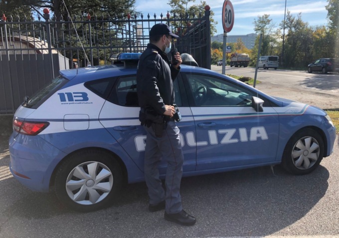 Scoperto all’interno di un edificio abbandonato con la droga in tasca: 22enne arrestato